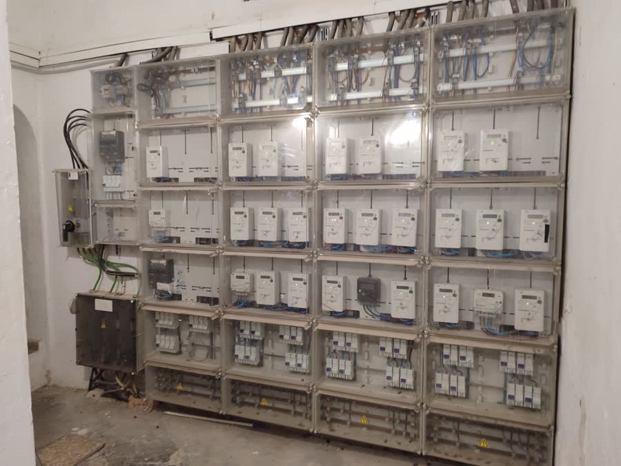 Cuarto de contadores de un edificio con la centralización de contadores montada