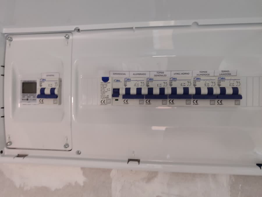 Cuadro eléctrico de vivienda terminado, con cada circuito rotulado