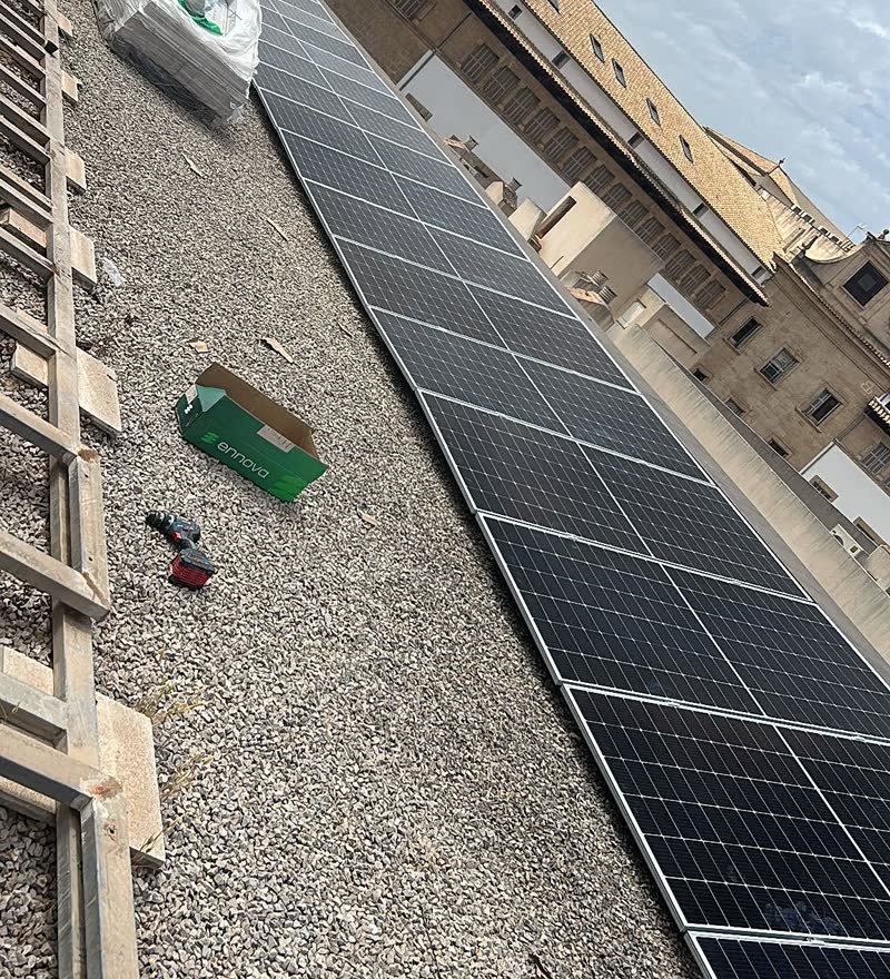 Placas solares montadas sobre estructura de hormigón en una cubierta plana