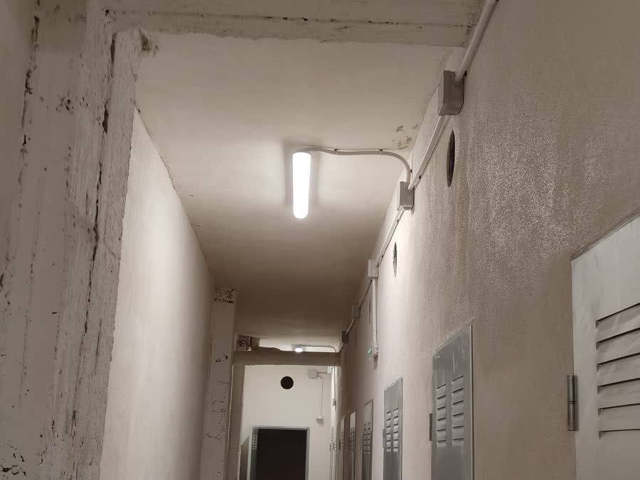 Pasillo de trasteros con alumbrado LED nuevo y canalización vista